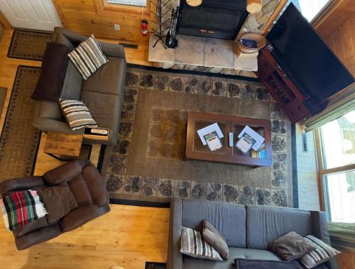Гостиная зона в Camp Pinemere - Large Northwoods Private Home