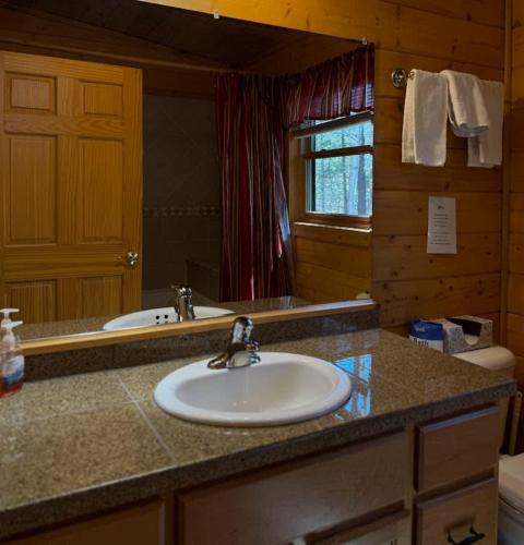Ванная комната в Camp Pinemere - Large Northwoods Private Home