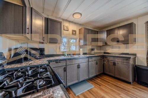 Kuchyň nebo kuchyňský kout v ubytování Mid-Century Cabin