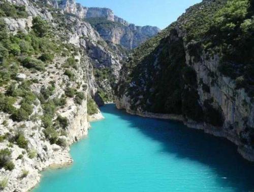 vista su un fiume blu in un canyon di Camping 3 étoiles - ccbbbda a Castellane