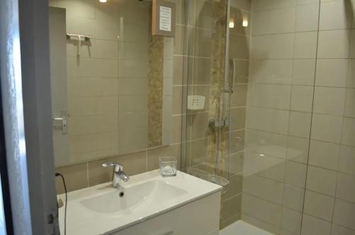 une salle de bain avec un lavabo et une douche dans l'établissement Appartement charmant à Le Grau-du-Roi avec piscine, au Grau-du-Roi