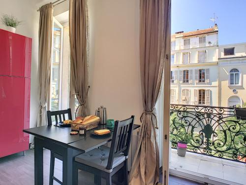 Cette chambre dispose d'un balcon avec une table et des chaises. dans l'établissement Nestor&Jeeves - DOLCE VITA STUDIO - Balcon - Central, à Nice