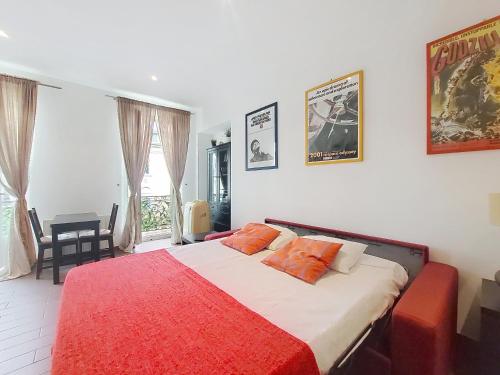 une chambre avec un grand lit avec une couverture rouge dans l'établissement Nestor&Jeeves - DOLCE VITA STUDIO - Balcon - Central, à Nice