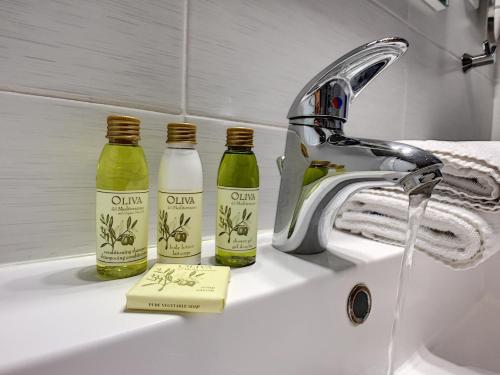 - deux bouteilles d'huile d'olive assises sur un lavabo dans l'établissement Nestor&Jeeves - DOLCE VITA STUDIO - Balcon - Central, à Nice