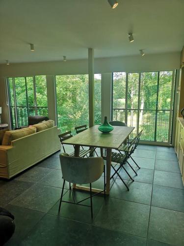 un salon avec une table, des chaises et un canapé dans l'établissement Maison avec jacuzzi à Brunoy, 210 m², à Brunoy