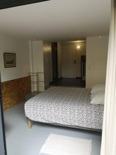 une chambre avec un grand lit dans une pièce dans l'établissement Maison avec jacuzzi à Brunoy, 210 m², à Brunoy