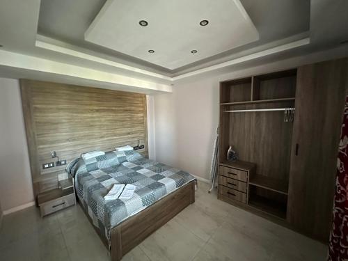 een slaapkamer met een bed en een ladekast erin bij Caz la plaz - Beach front apartment - 2BR in Flic-en-Flac