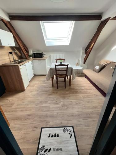 une petite pièce avec une table et une cuisine dans l'établissement Studio idéalement placé à Berck-Plage - 2 personnes, à Berck-sur-Mer