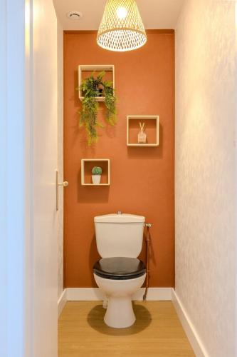 La salle de bains est pourvue de toilettes et d'une lampe suspendue. dans l'établissement Maisonnette à Mont-de-Marsan, à Mont-de-Marsan