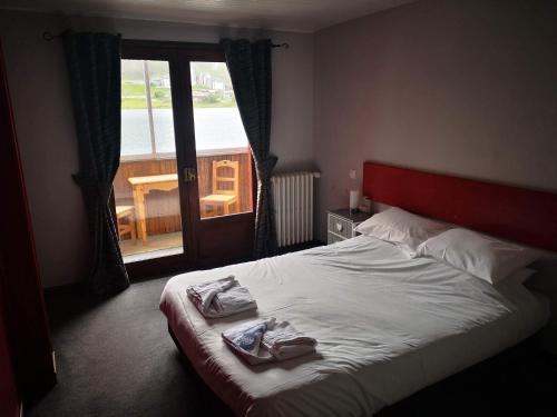 une chambre avec un lit avec deux serviettes dessus dans l'établissement Lo Terrachu, à Tignes