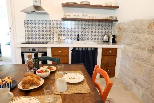 - une cuisine avec une table en bois et de la nourriture dans l'établissement B&B Torre Grande, à Andria