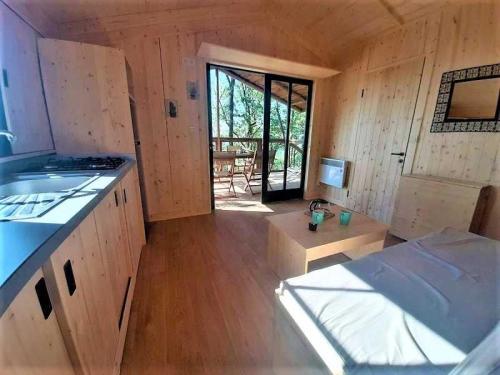 Ce chalet comprend une cuisine et un salon. dans l'établissement Cabane 3 étoiles - Piscine - efchcf, à Saint-Cirq-Lapopie