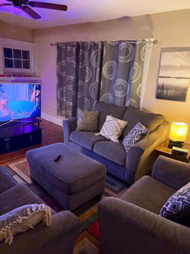 バッファローにあるGorgeous 3 BR Upper Unit Homeのソファとテレビのあるリビングルーム