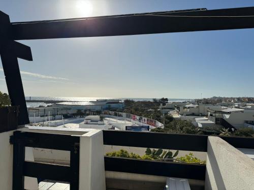 - un balcon avec vue sur l'océan et les bâtiments dans l'établissement PN1 coursives, à La Celle-sous-Gouzon