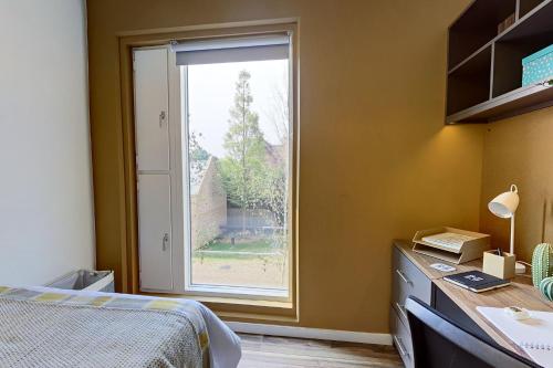 En eller flere senge i et værelse på For Students Only Hox Park Egham