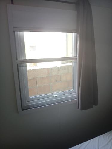 - une fenêtre dans une chambre avec un rideau dans l'établissement Camping pirates world 