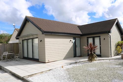 a detached house with a garage at Luxury 2 bedroom property in quiet location close to SW Coastal Path in Paignton