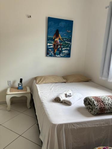 a bedroom with a bed with a picture on the wall at Bragança -Pa linda casa completa in Bragança