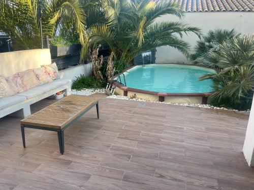 Swimmingpoolen hos eller tæt på Villa entière piscine jacuzzi venelles