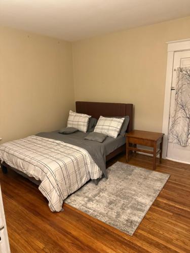 バッファローにあるGorgeous 3 BR Upper Unit Homeのベッドとテーブルと窓のある寝室