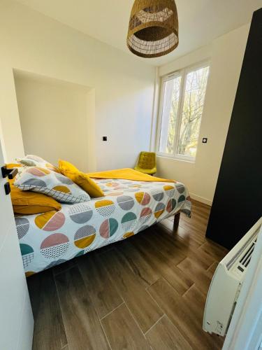 une chambre avec un lit avec une couette colorée dans l'établissement Le Loft - Nantes, à Nantes
