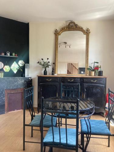 une salle à manger avec une table et un miroir dans l'établissement Terra's Room, à Rouen