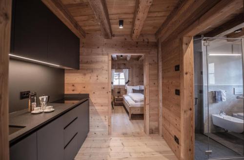 Un baño con lavabo e inodoro en una habitación. en Ciasa Somuer, en San Vigilio Di Marebbe