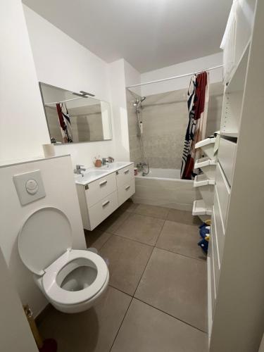 une salle de bain blanche avec des toilettes et un lavabo dans l'établissement Prado Collection Plage Vélodrome, à Marseille