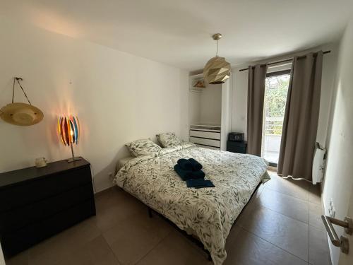 une chambre avec un lit avec des serviettes bleues dessus dans l'établissement Prado Collection Plage Vélodrome, à Marseille