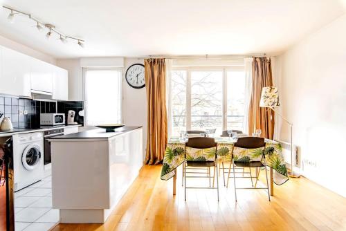 une cuisine et une salle à manger avec une table et des chaises dans l'établissement Lyon 8 Beautiful, bright and quiet apartment, à Lyon