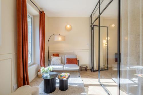 un salon avec un canapé et une table dans l'établissement L'Intimiste Marché des Capucins, à Bordeaux