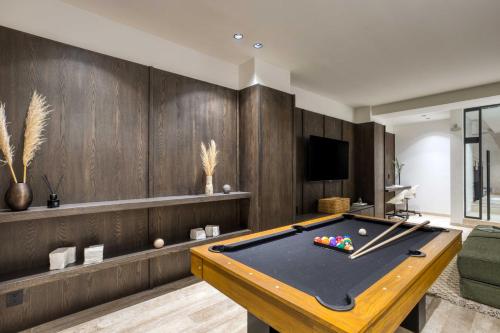 a living room with a pool table in it at UTOPIC Platon by ULIV in Mexico City