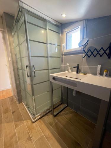 une salle de bain avec une douche en verre et un lavabo dans l'établissement Villa T5 piscine, proche Cassis La Ciotat, à Roquefort-la-Bédoule