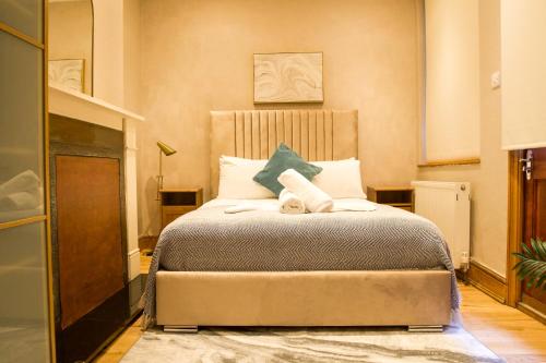 a bedroom with a large bed in a room at Imperial Earls Court Apartments in London