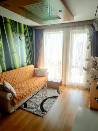 un soggiorno con un divano e due finestre di Two-bedroom apartment on the 6th floor a Sunny Beach