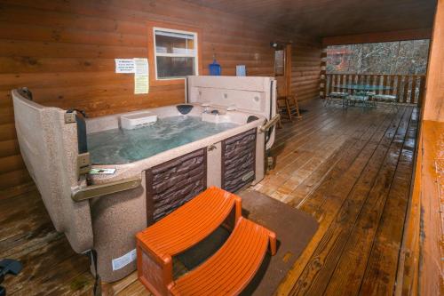 Una vista interior de una cocina en una cabaña. en Luxury Theatre Cabin, en Sevierville