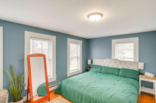 Schlafzimmer mit blauen Wänden und einem Bett mit Spiegel in der Unterkunft Trail Access Berkshires Gem with Rooftop Deck! in Lee