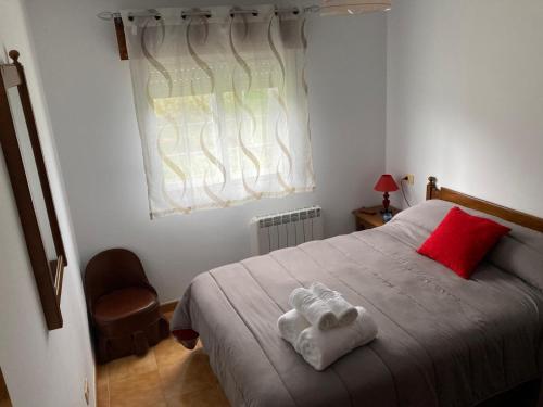 a bedroom with a bed with two towels on it at Casa Sindo in Teixeira