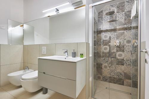 a bathroom with a toilet and a sink and a shower at Residence "Professor's nest" - Verona Apartments in Verona