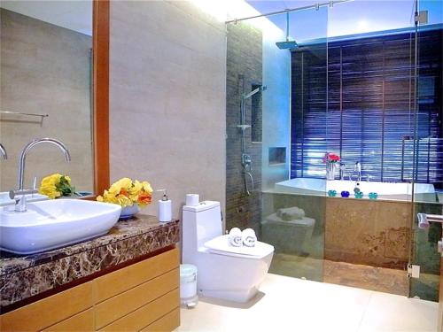 Kylpyhuone majoituspaikassa Eva Villa Rawai 3 bedrooms Private Pool