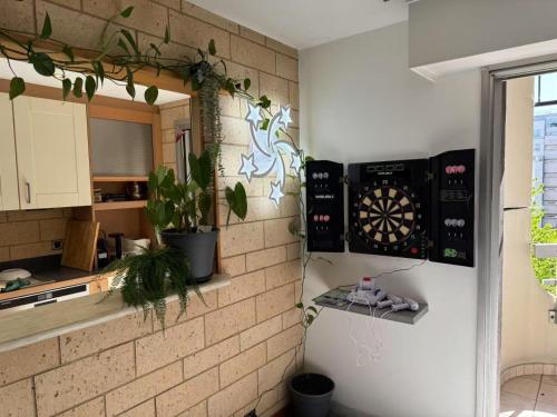 une cuisine avec un jeu de fléchettes sur un mur dans l'établissement Appart crime, à Paris