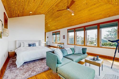 ein Schlafzimmer mit einem Bett und einer Couch in der Unterkunft Newport Views in Newport