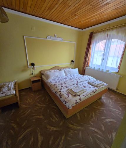 Ein Bett oder Betten in einem Zimmer der Unterkunft Bangó Vendégház