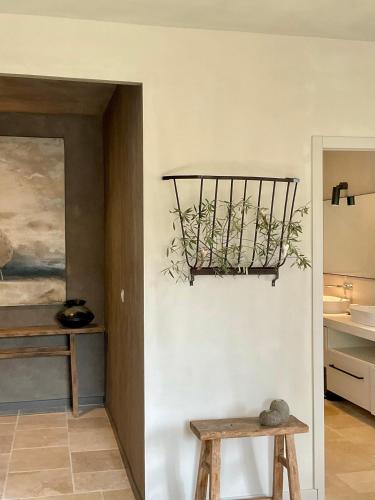 une chambre avec une table et une étagère avec une plante dans l'établissement Provence km28, à Gordes