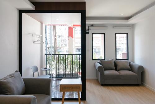 Posezení v ubytování Hide Nimman 2 BRS at Nimman93sqm