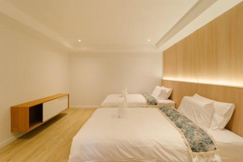 Postel nebo postele na pokoji v ubytování Hide Nimman 2 BRS at Nimman93sqm