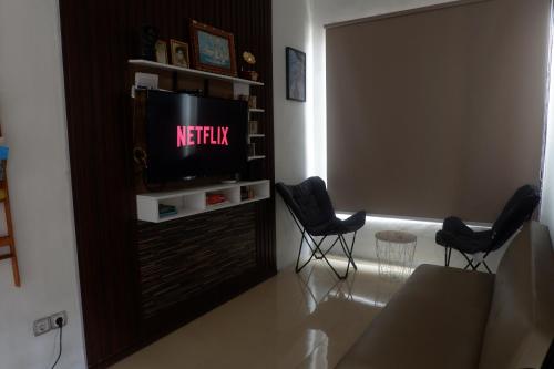 Una televisión o centro de entretenimiento en Niang Hostel Penida