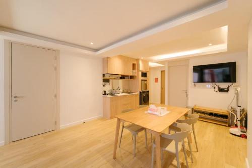 Kuchyň nebo kuchyňský kout v ubytování Hide Nimman 2 BRS at Nimman93sqm
