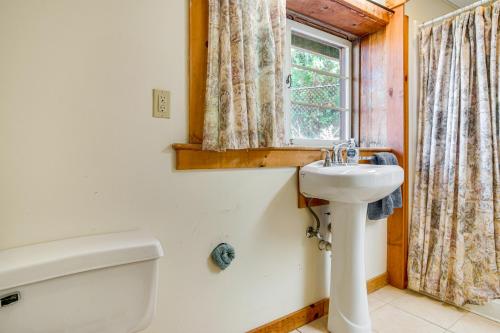 ein Badezimmer mit Toilette und Waschbecken und einem Fenster in der Unterkunft quarter Mi to Beach Home with Cotuit Bay View! in Cotuit