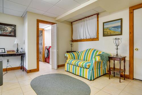 Ein Sitzbereich in der Unterkunft quarter Mi to Beach Home with Cotuit Bay View!
